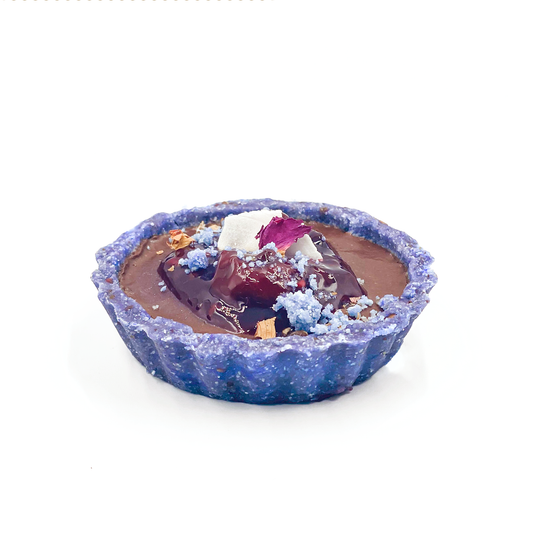 Blue Spiroulina Chocolate & Berries Mini Tart by EnHealthy